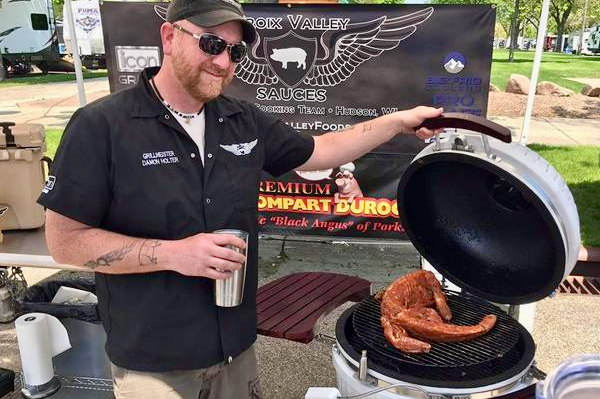 Damon and Lu serve up Smoked Iguana at a BBQ Competition